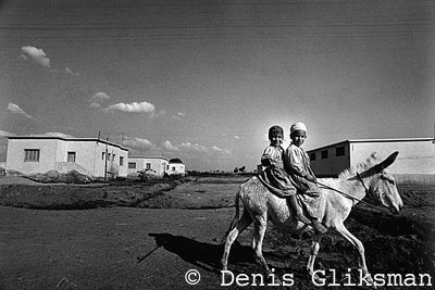 2 enfants sur un Ane